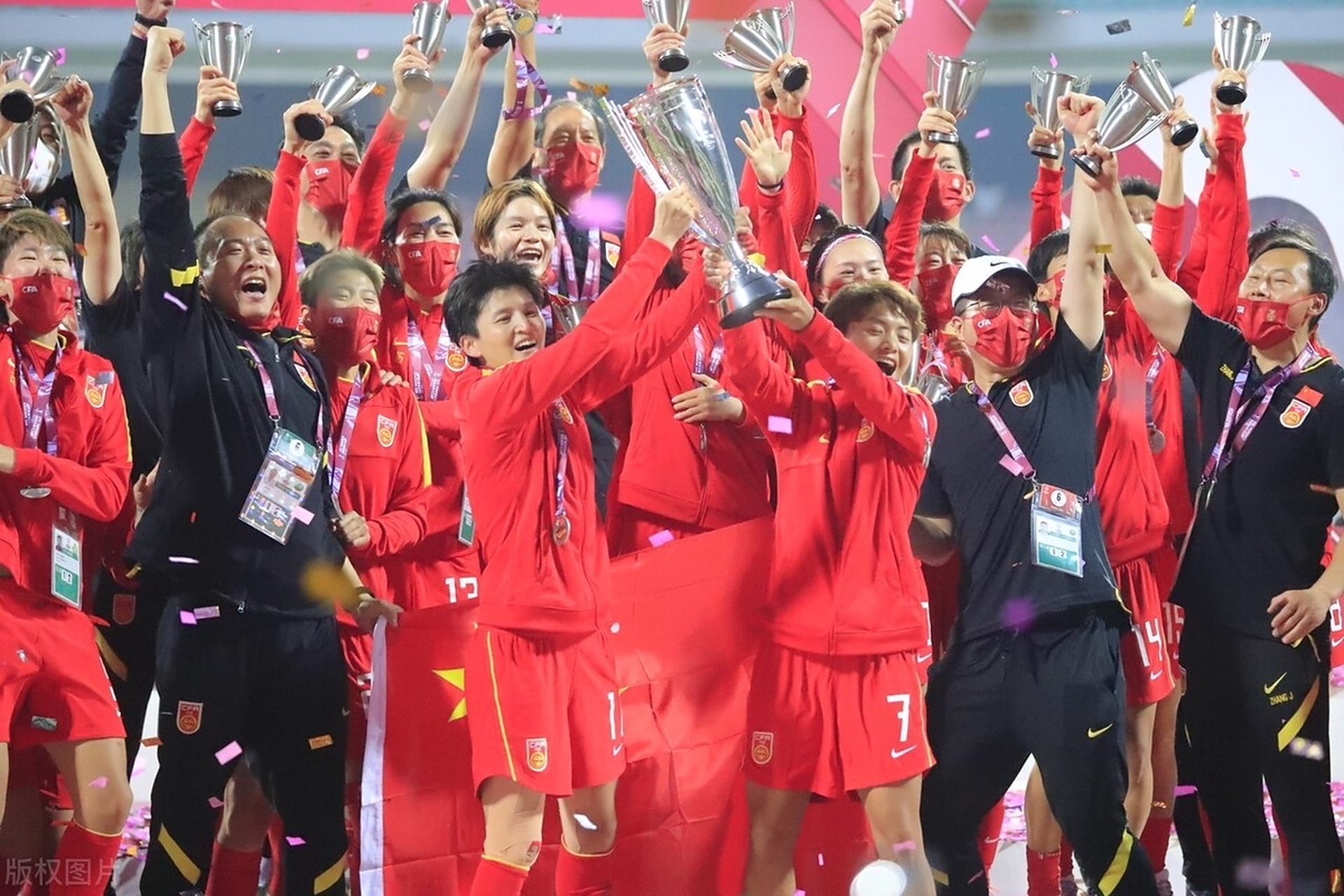 运动场上：中国女足队再夺胜利的简单介绍