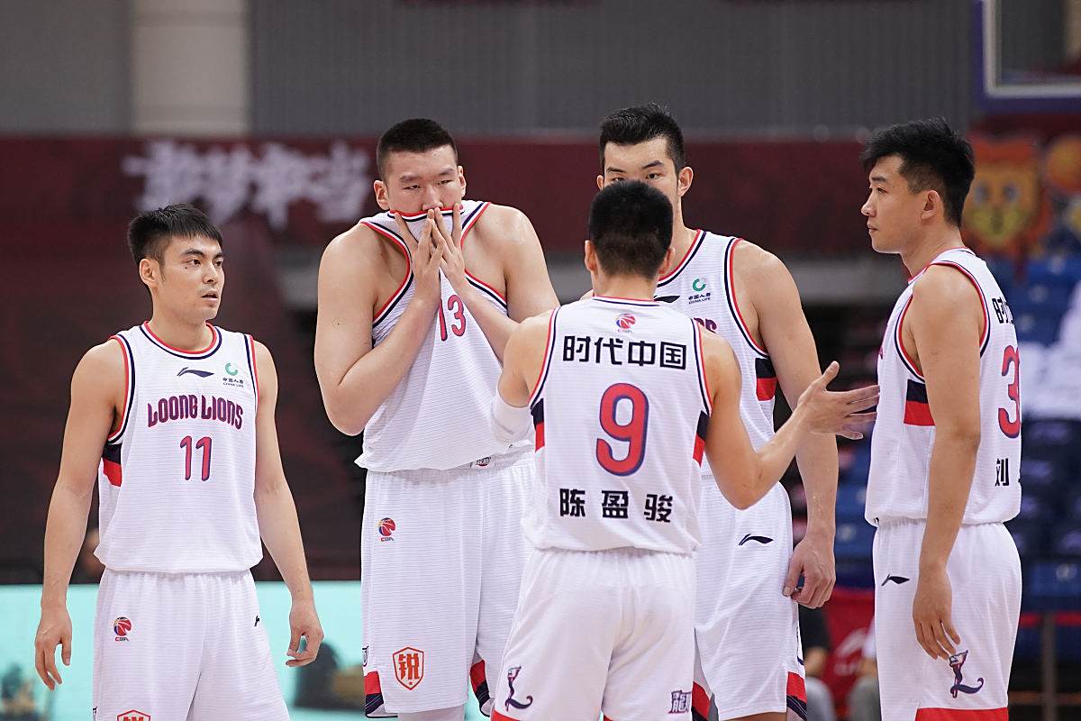比赛中球员们的拼搏精神深受赞扬