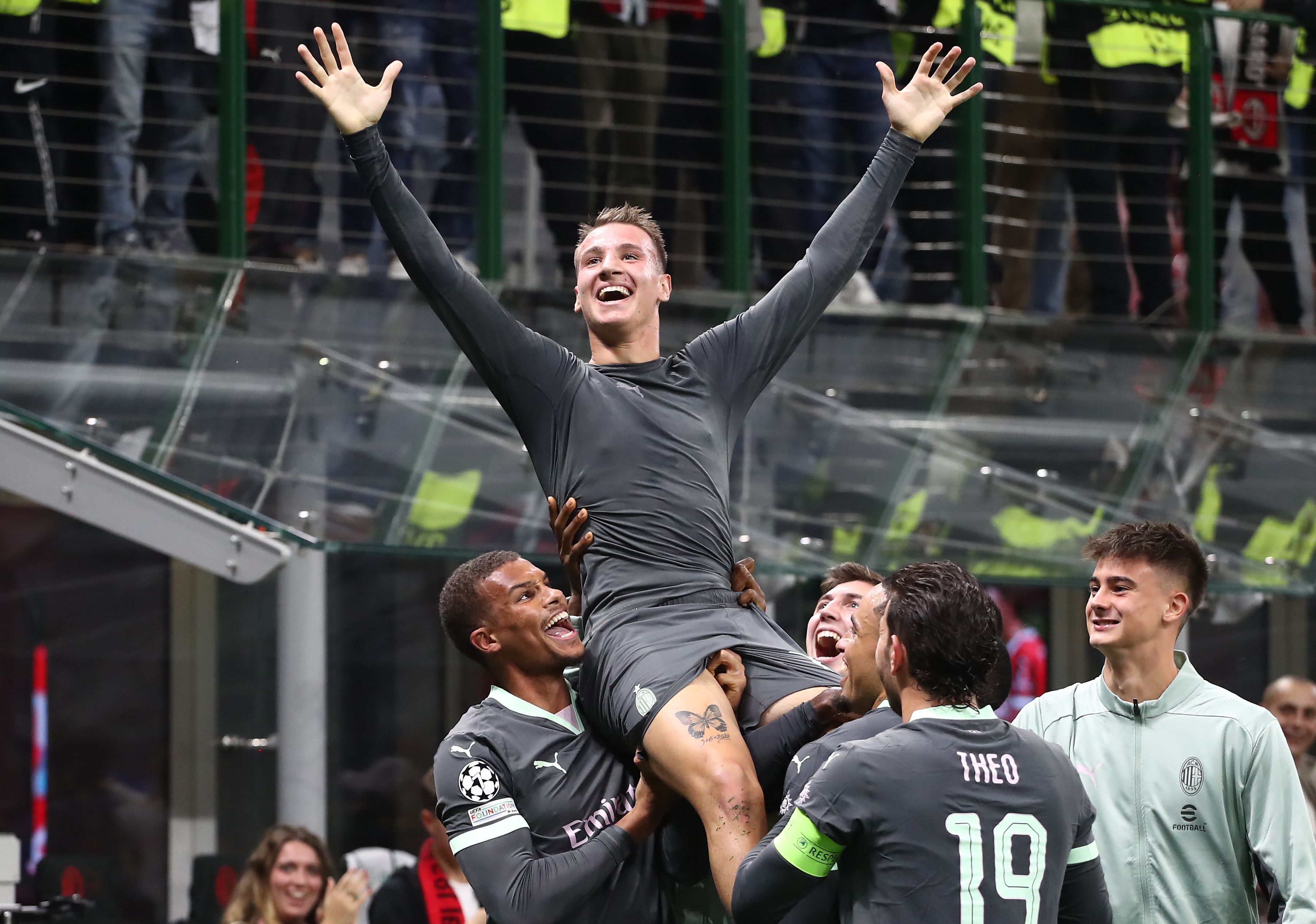 欧冠比赛精彩绝伦,球员技术精湛 欧冠比赛精彩绝伦,球员技术精湛