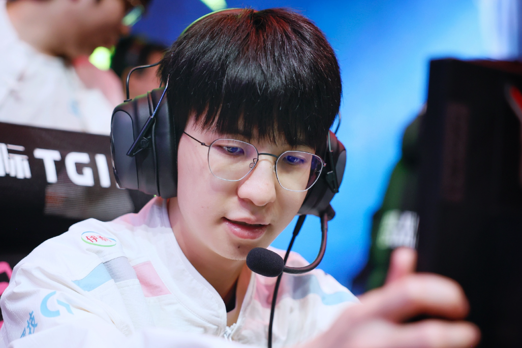 关于TES险胜FPX，Elk线上压制力十足激烈交锋小组赛，引爆全场热议的信息