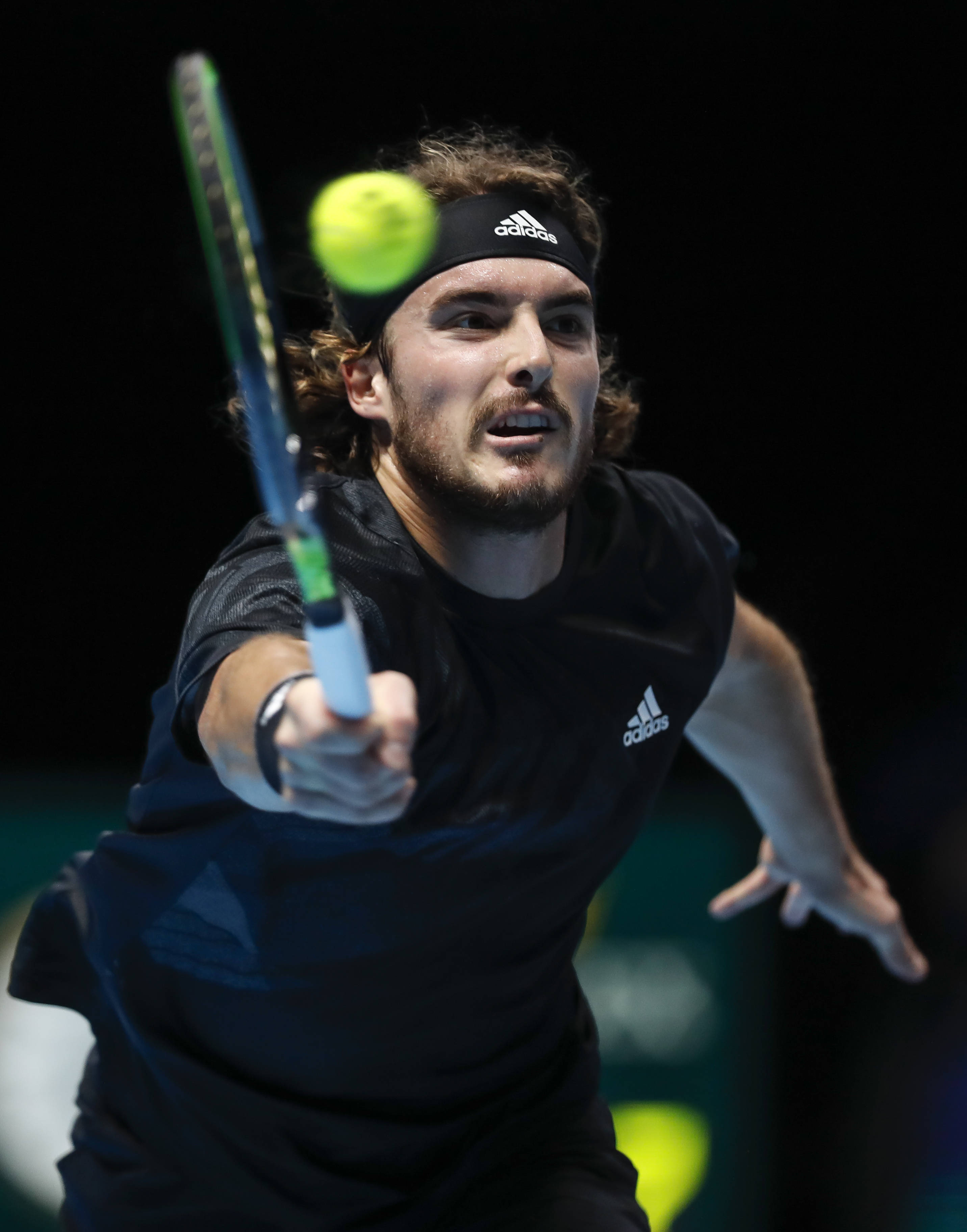 关于世界网球队绝杀法国网球队，西西帕斯完成帽子戏法的信息