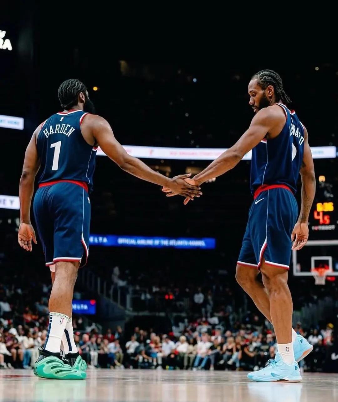 关于中国男篮轻取湖人B队，哈登关键制胜的信息