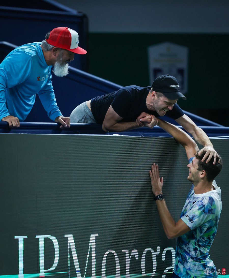 英国网球队碾压意大利网球队,费德勒制霸全场的简单介绍 英国网球队碾压意大利网球队,费德勒制霸全场的简单介绍